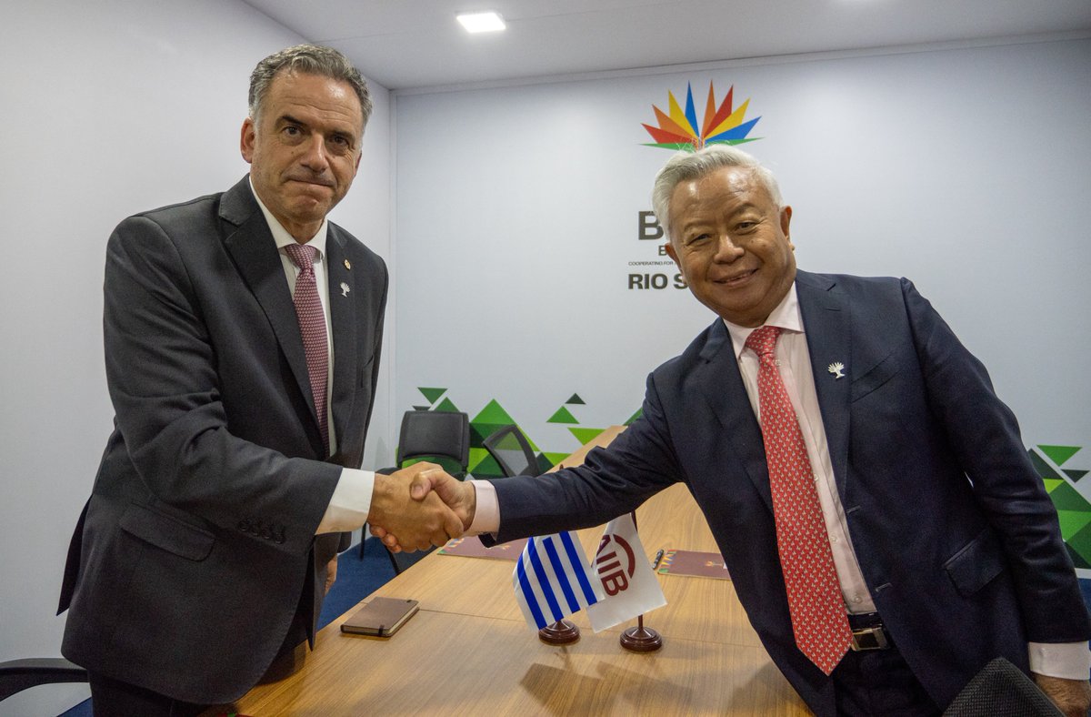 Presidencia Uruguay (@compresidencia) on Twitter photo 🤝 En el marco de la Cumbre de BRICS, el presidente <a href="/OrsiYamandu/">Yamandú Orsi</a> mantuvo tres encuentros bilaterales: con el primer ministro de India, Narendra Modi; el primer ministro de Vietnam, Phạm Minh Chính; y el presidente del Banco Asiático de Inversión en Infraestructura, Jin Liqun. 🤝 En el marco de la Cumbre de BRICS, el presidente <a href="/OrsiYamandu/">Yamandú Orsi</a> mantuvo tres encuentros bilaterales: con el primer ministro de India, Narendra Modi; el primer ministro de Vietnam, Phạm Minh Chính; y el presidente del Banco Asiático de Inversión en Infraestructura, Jin Liqun.