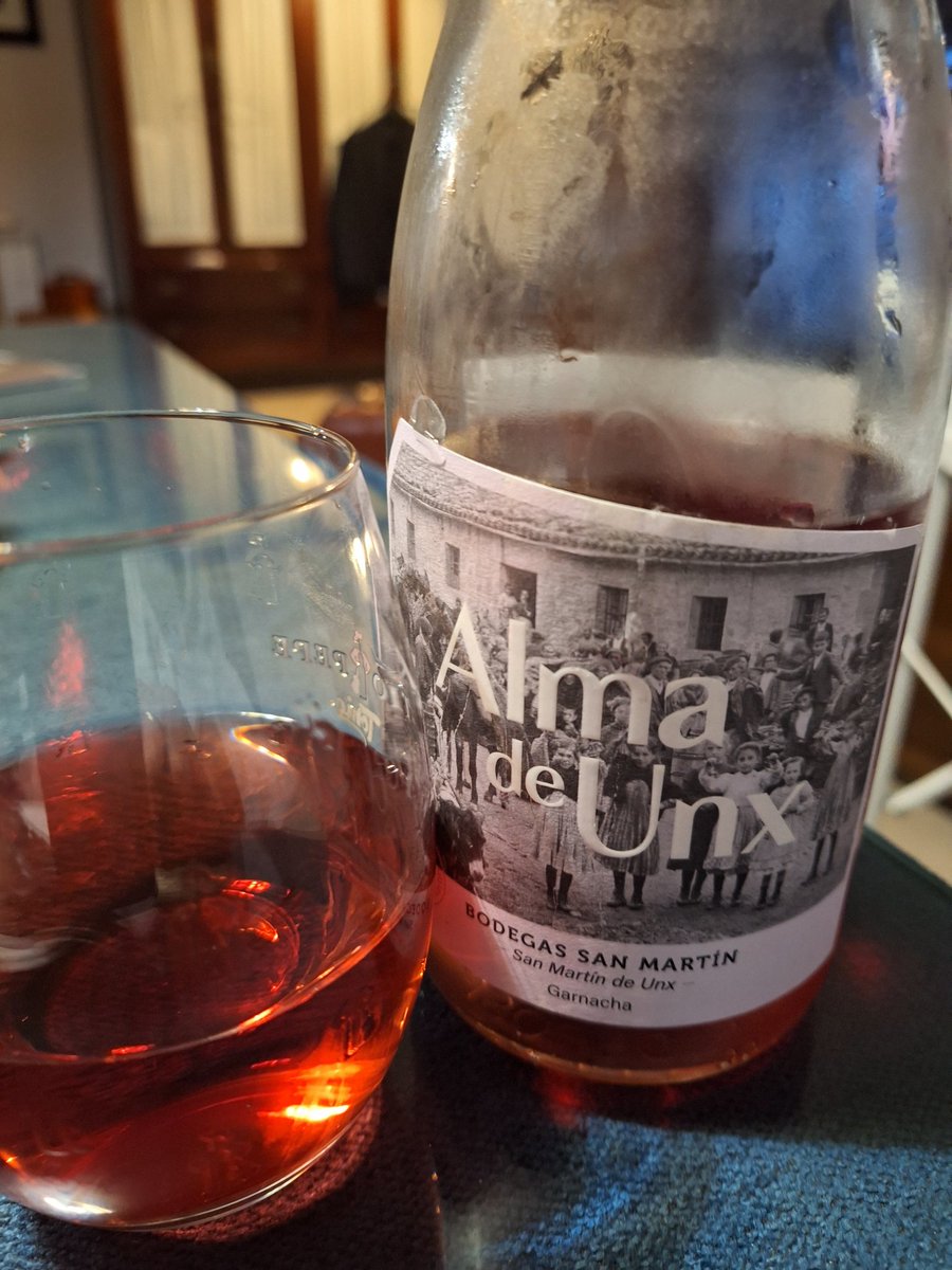 #QueMejorForma de celebrar #Sanfermines2025 que con un buen rosado <a href="/vinosnavarra/">Vinos Navarra</a> goloso, sedoso frutal, golosina, un gran rosado, de los de antes, no siguiendo modas, pero si una tradición.