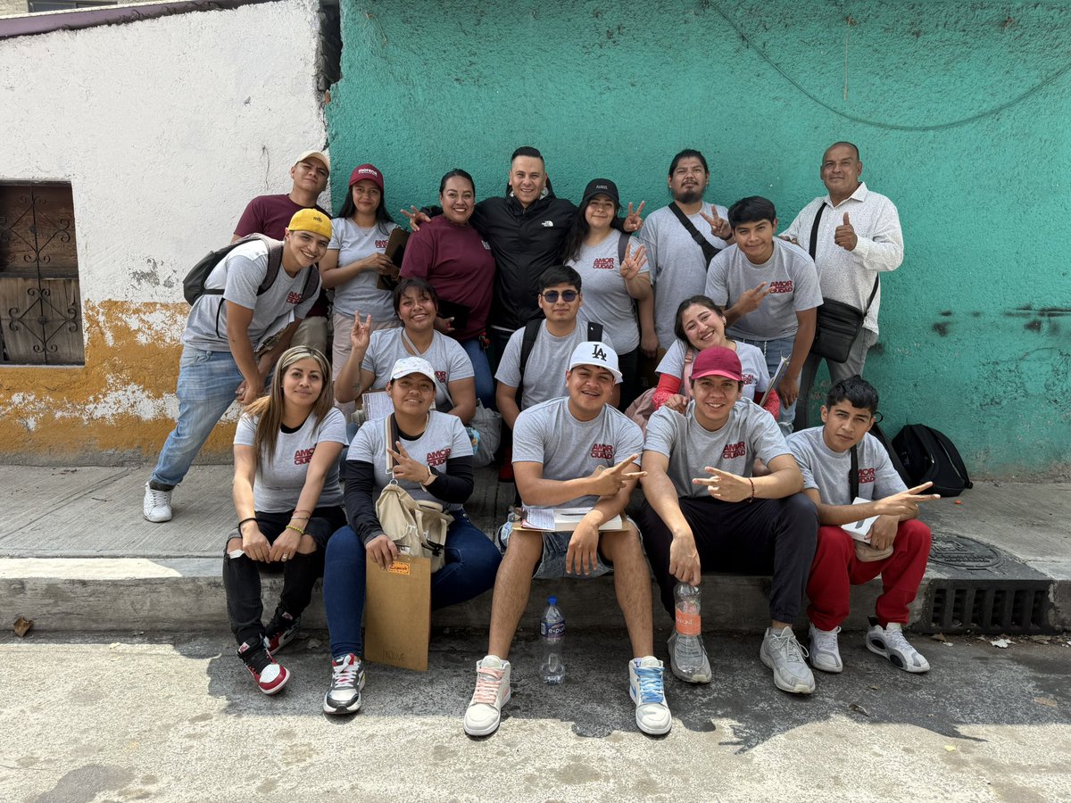 venaderoizt's tweet photo. Terminamos una jornada más de territorio en nuestro bello #Iztacalco

Seguimos avanzando y encontrándonos con la gente.

#AmorPorLaCiudad #VenaderoConcejal #VamosAhora 🫶🏼 https://t.co/u4cP4DCQ9f