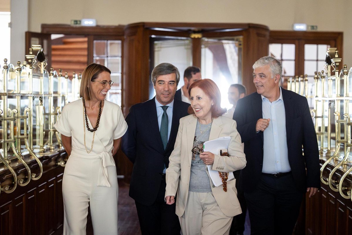 mgracacarvalho's tweet photo. A Ministra do Ambiente e Energia, @mgracacarvalho, presidiu hoje à sessão pública de lançamento do Programa Alcateia 2025-2035, um programa que visa a conservação do Lobo-Ibérico em Portugal
#MAEN #biodiversidade #Alcateia #ICNF #ambiente https://t.co/3M4b2W61YV