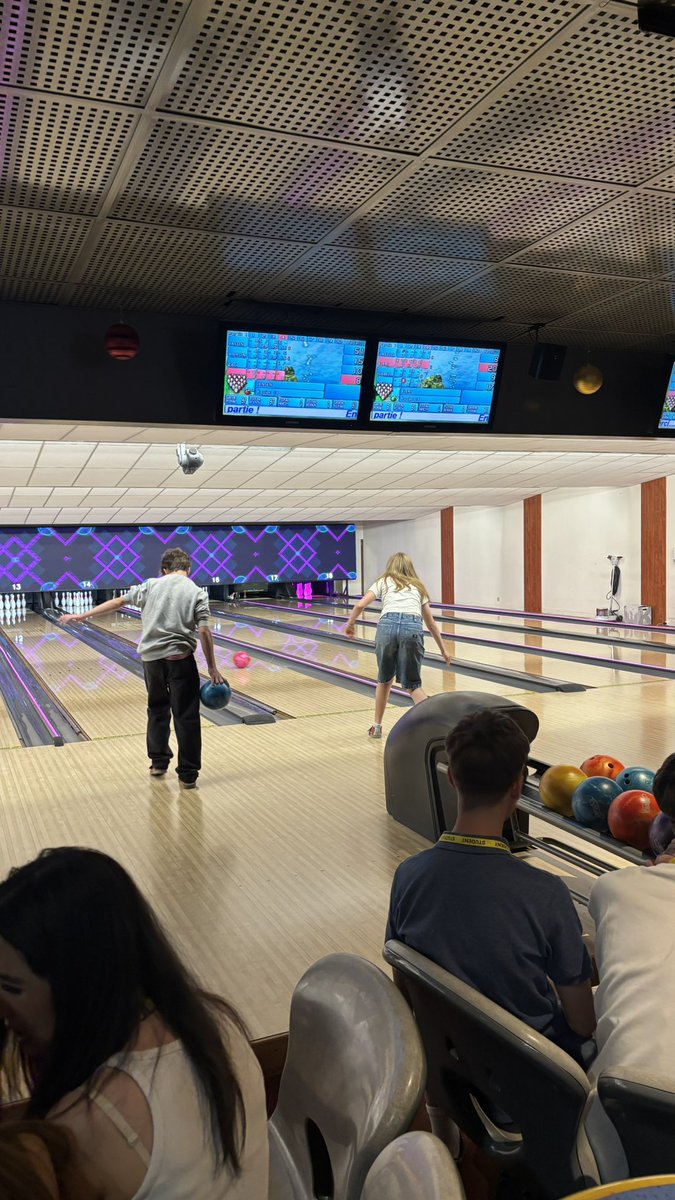 Oathalltrips's tweet photo. Bon nuit! We finished off day 1 and our trip to the aquarium with an afternoon on the local beach, then an evening out bowling 🎳 https://t.co/4j8hWQ7HWF