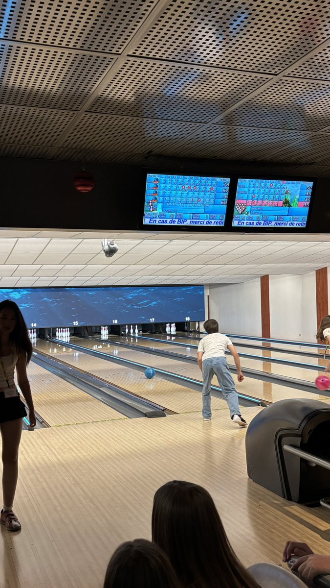 Bon nuit! We finished off day 1 and our trip to the aquarium with an afternoon on the local beach, then an evening out bowling 🎳