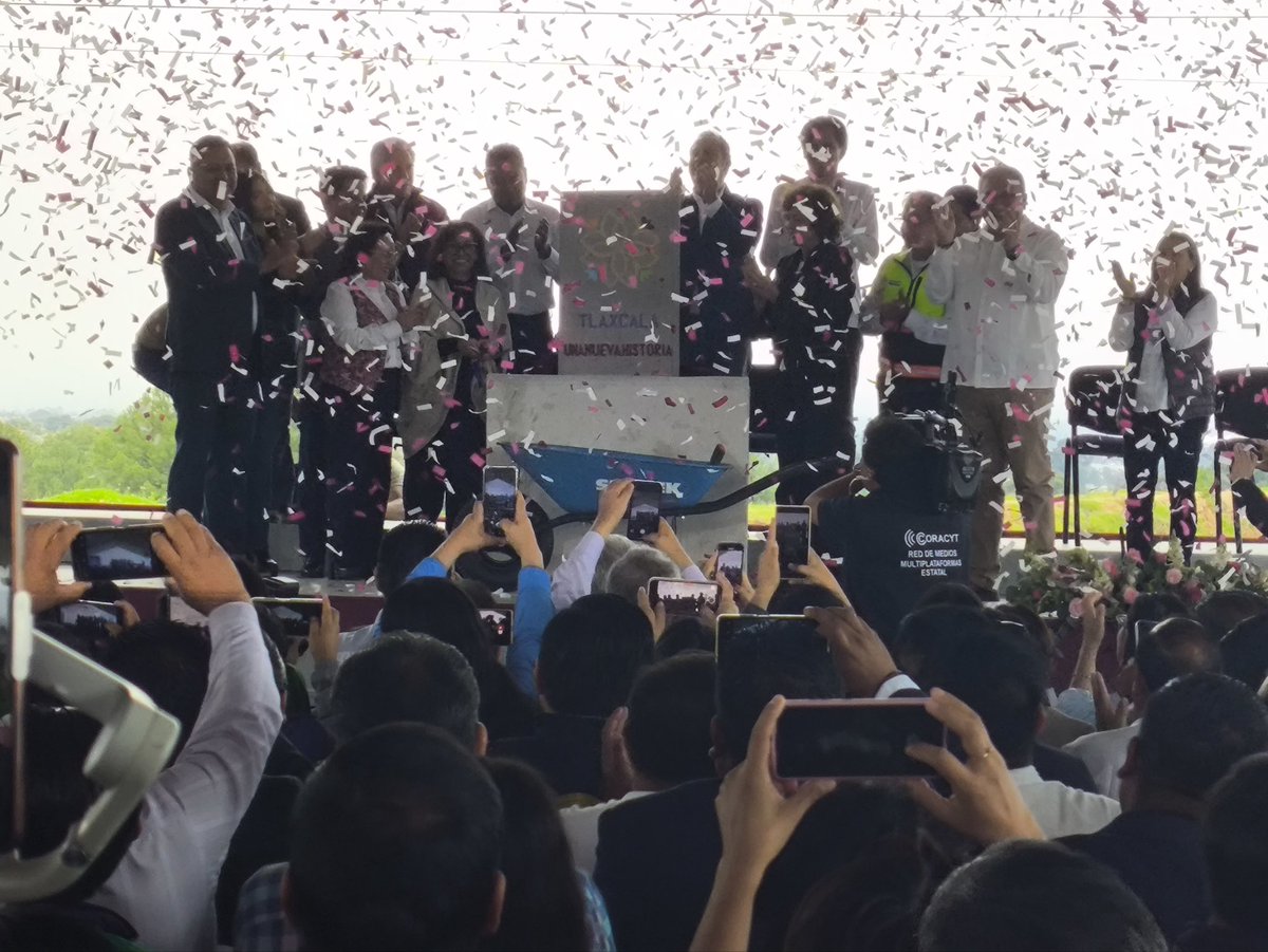 UNRCastellanos's tweet photo. ¡#PrimeraPiedra de la Unidad Académica Estatal de la UNRC en Teolocholco, Tlaxcala! ✨
En emotiva ceremonia, se develó este primer paso en la construcción de la sede que le llevará educación superior gratuita y de calidad a miles de jóvenes tlaxcaltecas. 🤩 https://t.co/jeypNSogBv