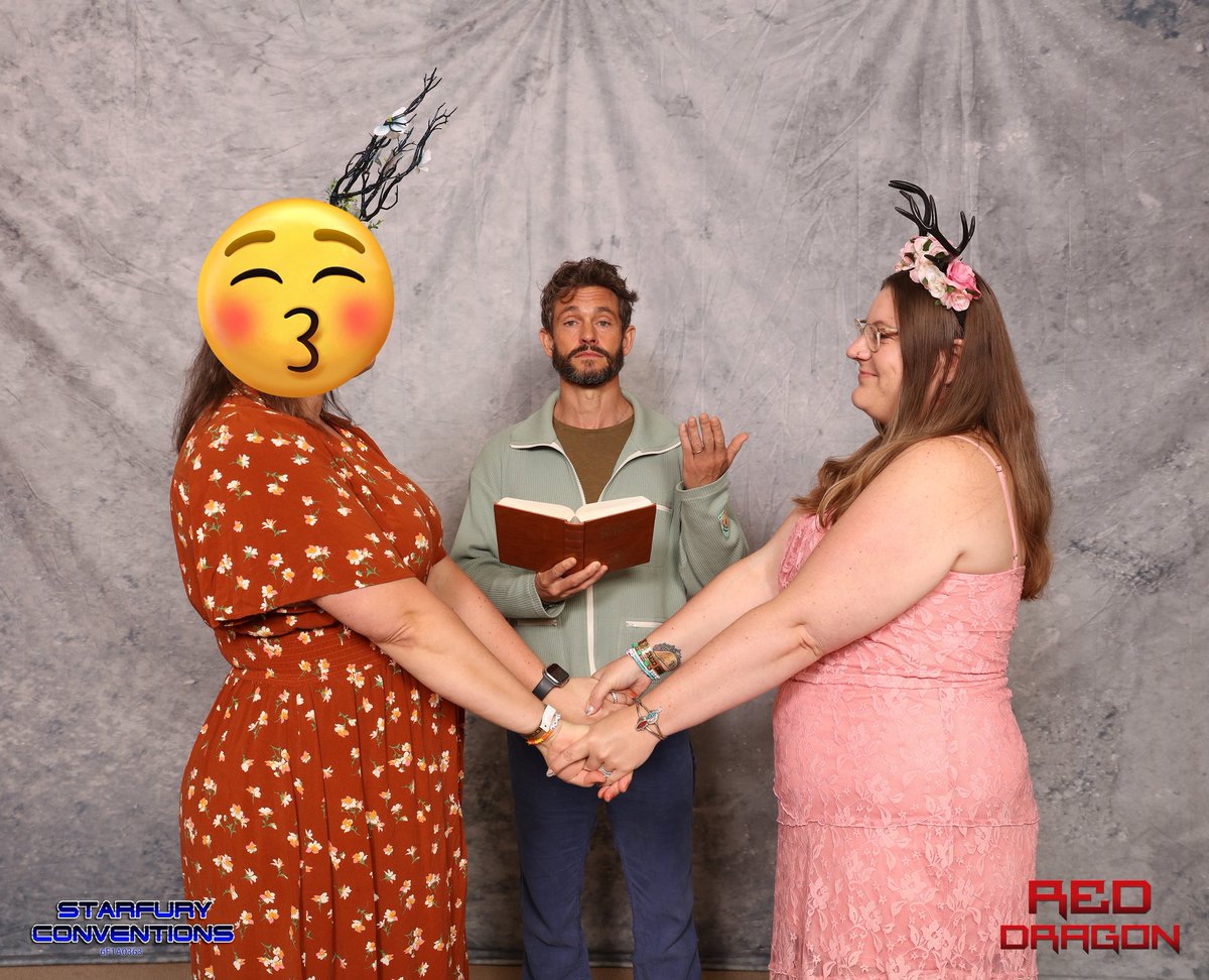ADreamWithin13's tweet image. Not everyone can say that Hugh Dancy presided over their wedding. π°ββπ°π
To my blushing bride @DBMars33: "If I saw you everyday, forever, I'd remember this time." #RDC7