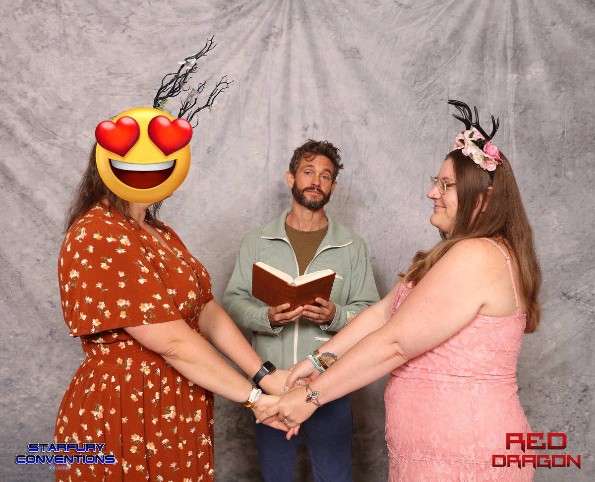 ADreamWithin13's tweet image. Not everyone can say that Hugh Dancy presided over their wedding. π°ββπ°π
To my blushing bride @DBMars33: "If I saw you everyday, forever, I'd remember this time." #RDC7