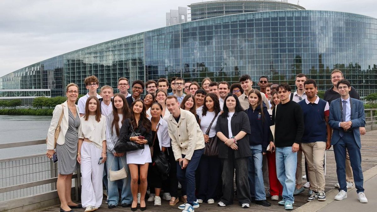 Ambroise_Mejean's tweet photo. Premier déplacement pour les @Jeunesenmarche, forcément pour parler d'Europe ! 🇪🇺

Avec la joie de faire découvrir le Parlement européen et la Cour européenne des Droits de l'Homme à 45 jeunes engagés.

Merci à @ValerieHayer, @fabienne_keller, @pcanfin, @guetta_en, @GregoryAllione et @s_yoncourtin et au groupe @RenewEurope pour leur accueil et nos échanges.

Merci au personnel de la @ECHR_CEDH pour cette visite.