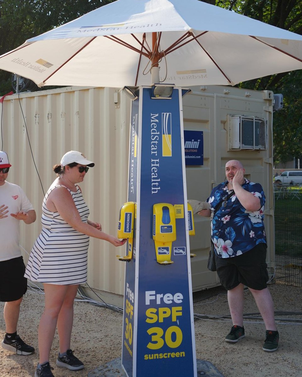 MedStarHealth's tweet image. Fun in the sun at the Smithsonian #2025Folklife Festival this past weekend! ☀️
We were proud to partner with @SmithsonianFolk and provide free sunscreen to help everyone enjoy the festivities safely at the National Mall.
#UVSafetyMonth #SunSafety #MedStarHealthProud