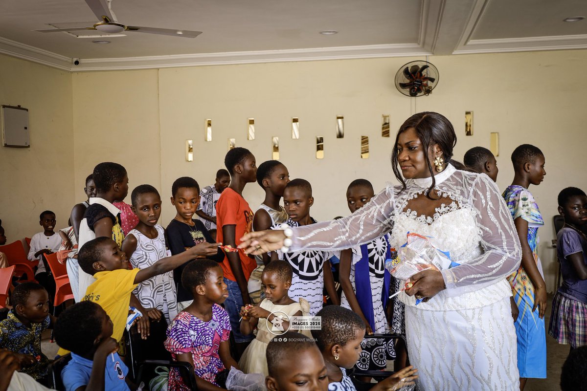 BogyaweMedia's tweet photo. Lady Adwoa Kwafo Akoto celebrated her birthday with a donation to the Volta Presbytery and gifts for all children in Akwamufie.

#Akwamuman #LadyAdwoaKwafoAkoto #BogyaweMedia #RoyalCare #VoltaPresbytery #ChildrenFirst
 #everyoneシ゚ #bogyawepalace #follow #TopFans https://t.co/JDT7Hok1wh