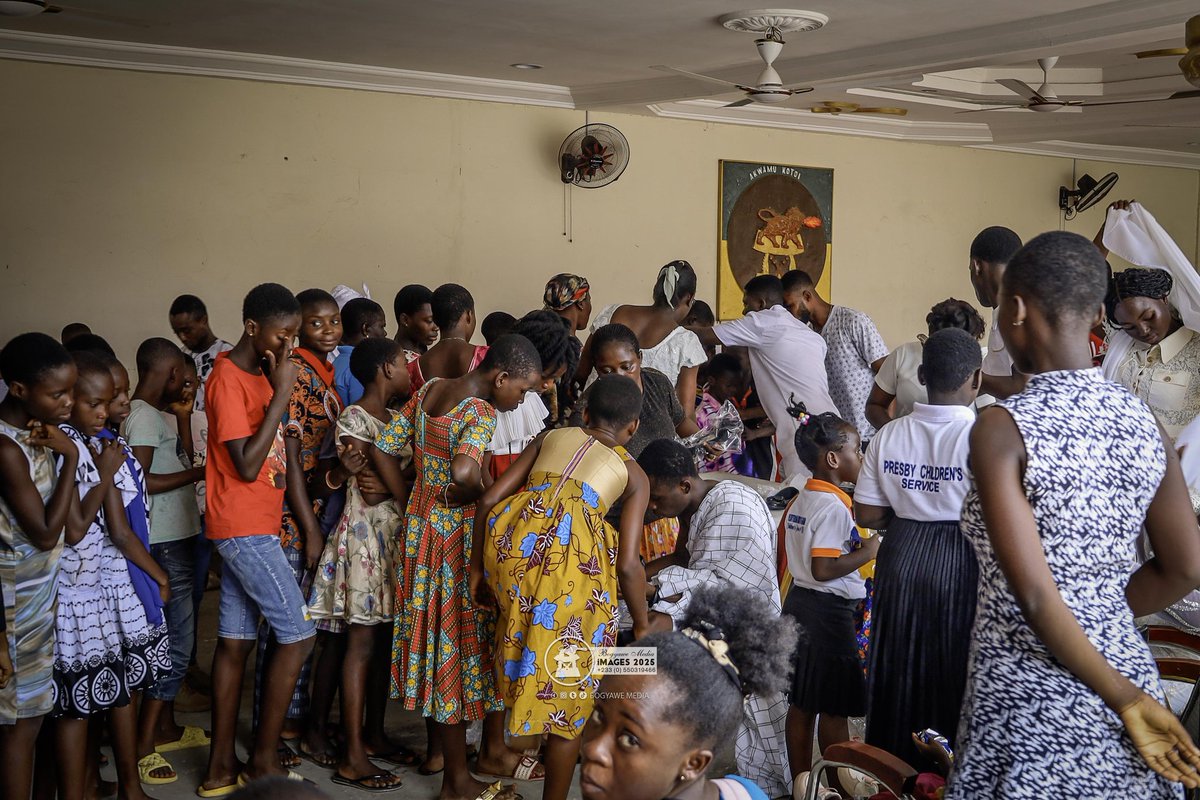 BogyaweMedia's tweet photo. Lady Adwoa Kwafo Akoto celebrated her birthday with a donation to the Volta Presbytery and gifts for all children in Akwamufie.

#Akwamuman #LadyAdwoaKwafoAkoto #BogyaweMedia #RoyalCare #VoltaPresbytery #ChildrenFirst
 #everyoneシ゚ #bogyawepalace #follow #TopFans https://t.co/JDT7Hok1wh