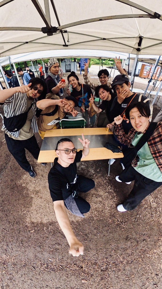 先日、個々で活躍する東京のビートメイカーやシンガーが集まってBBQ🍖しました🍖お肉も美味しかったけど同じ仲間が集まると音楽の創作の話題で皆尽きませんね^_^
互いに刺激し合って自己の音楽を高め合える仲間の素晴らしさを改めて感じました😌
それにしても良い写真だ🤗