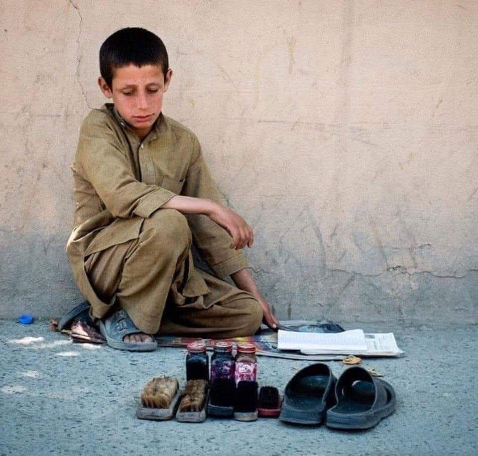 Söylesene hocam !!

Herkesin din kültürü ve ahlâk bilgisi  dersi 5 iken . 

Bu kadar ahlaksız, 
hırsız nereden çıktı...?