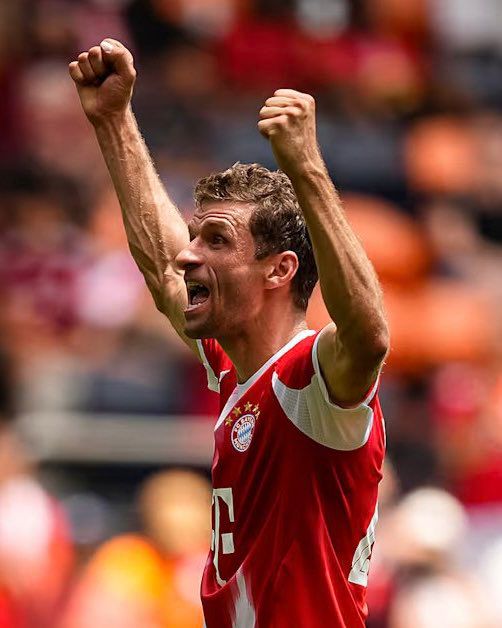 Thank you Thomas Miller for 25 great years! You are truly a club legend. Thank you for giving us joy to watch <a href="/FCBayern/">FC Bayern München</a>. Thank you! 
<a href="/esmuellert_/">Thomas Müller</a> #legend #miasanmia