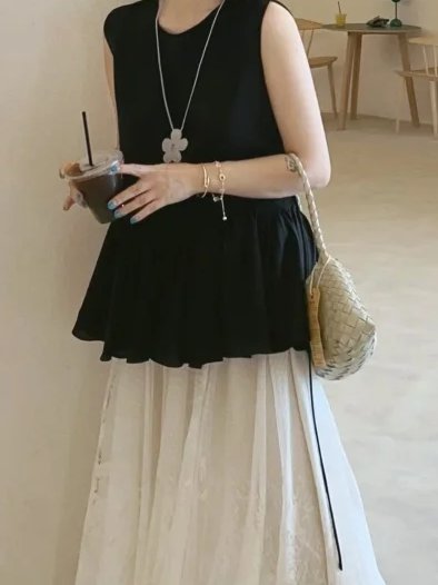 BronteGreer33's tweet photo. Have a nice weekend 😆 Wear a sleeveless vest and a lace skirt ~ This atmosphere is somewhat nice ~ https://t.co/nOZrHqkhAT
