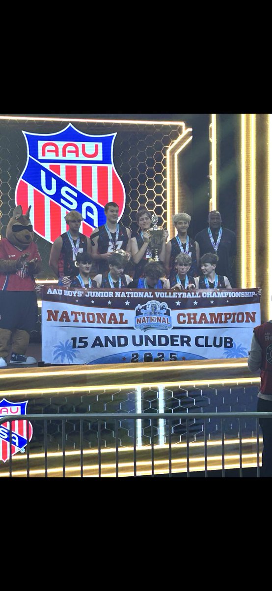 CuseCoachJack's tweet image. My amazing husband @trinorthvb took a local group of incredible 15 and under volleyball players to Nationals in Orlando Florida and they WON THE NATIONAL CHAMPIONSHIP! Way to go David and Team! 👏🏽👊🏽🤗🏐