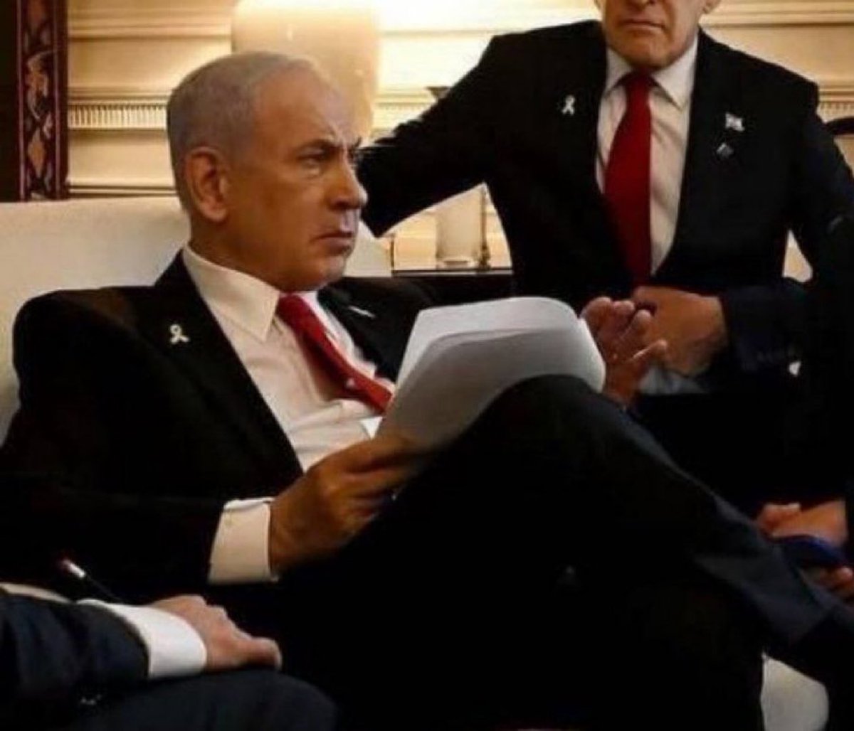 🚨 BREAKING: A photo of Netanyahu moments before his upcoming meeting with Trump.

This meeting could decide everything.