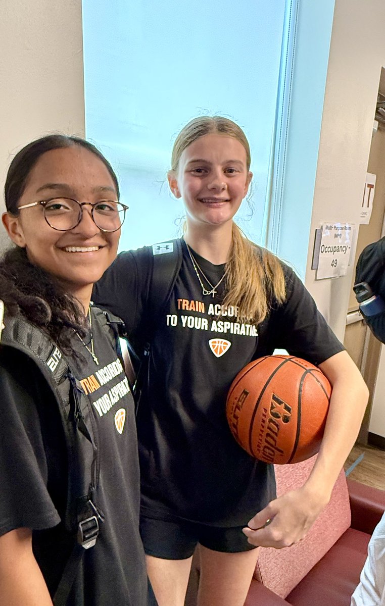wathankfulheart's tweet photo. Another week at TWU. @PGCbasketball camp #2 for these teammates! 🏀 Excited to see @dustinaubert at drop off. They’re going to have an amazing time! #scoringcollege #MHS #tigers #bball #summer https://t.co/we90wE0Z94