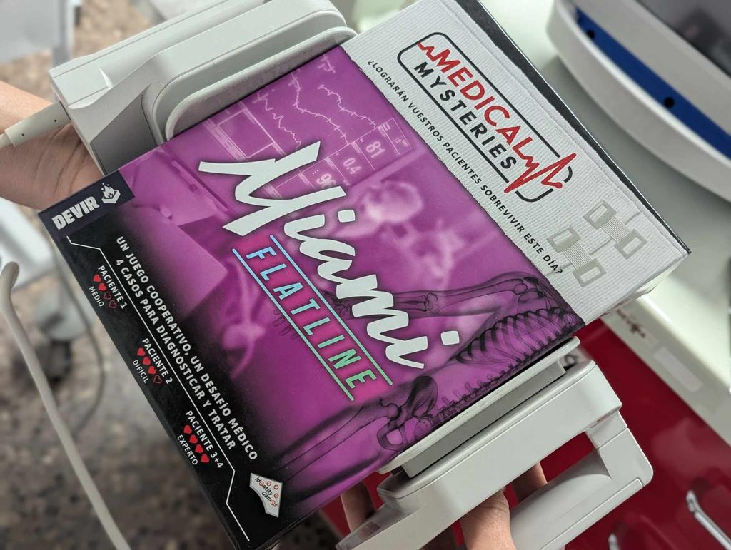 #MedicalMysteries. #Miami. Flatline. De <a href="/DevirIberia/">Devir Iberia</a> es uno de los nuevos juegos de deducción ambientados en 🏥👨🏼‍⚕️
Te dejamos más info en el blog;
madresdesterradas.es/index.php/2025…
#boardgames #medicina #juegosdemesa #jocsdetaula