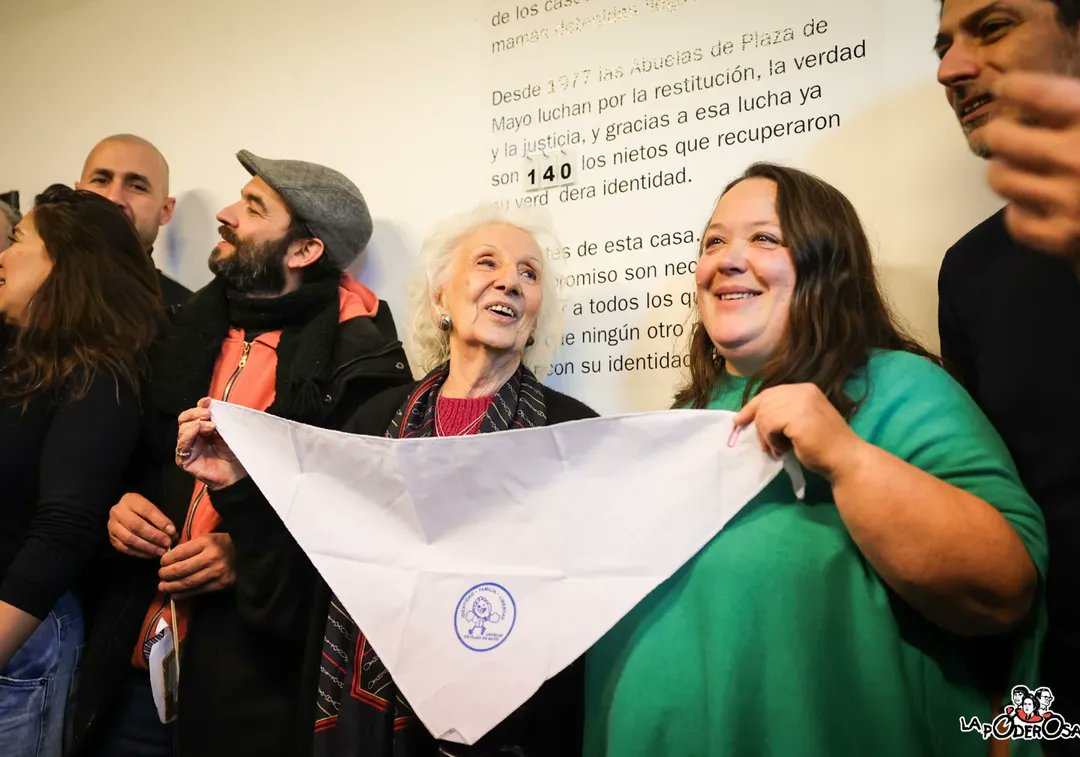 gargantapodero's tweet photo. Nació en el centro clandestino "La Escuelita", su madre lo dio a luz en cautiverio. Aún no sabemos qué le pasó a ella, a Graciela, ni a su padre, Raúl. Tras 47 años, el #Nieto140 conoce su historia e identidad. Gracias por tanto, Abuelas🫂✊🏽 https://t.co/3CV8Y4kIuW