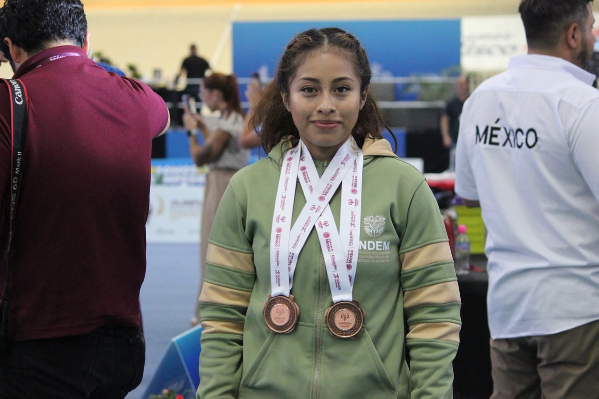 DiariodeMorelos's tweet photo. María Fernanda Alvarado sube al podio de la Olimpiada Nacional 2025, tras conseguir dos medallas de bronce. 

La pesista compitió en la categoría sub 23 en la división de los 49 kilos, donde logró las preseas en las pruebas de envión y total. 

#LaTierraQueNosUne
#INDEM https://t.co/jaufIUfvWu