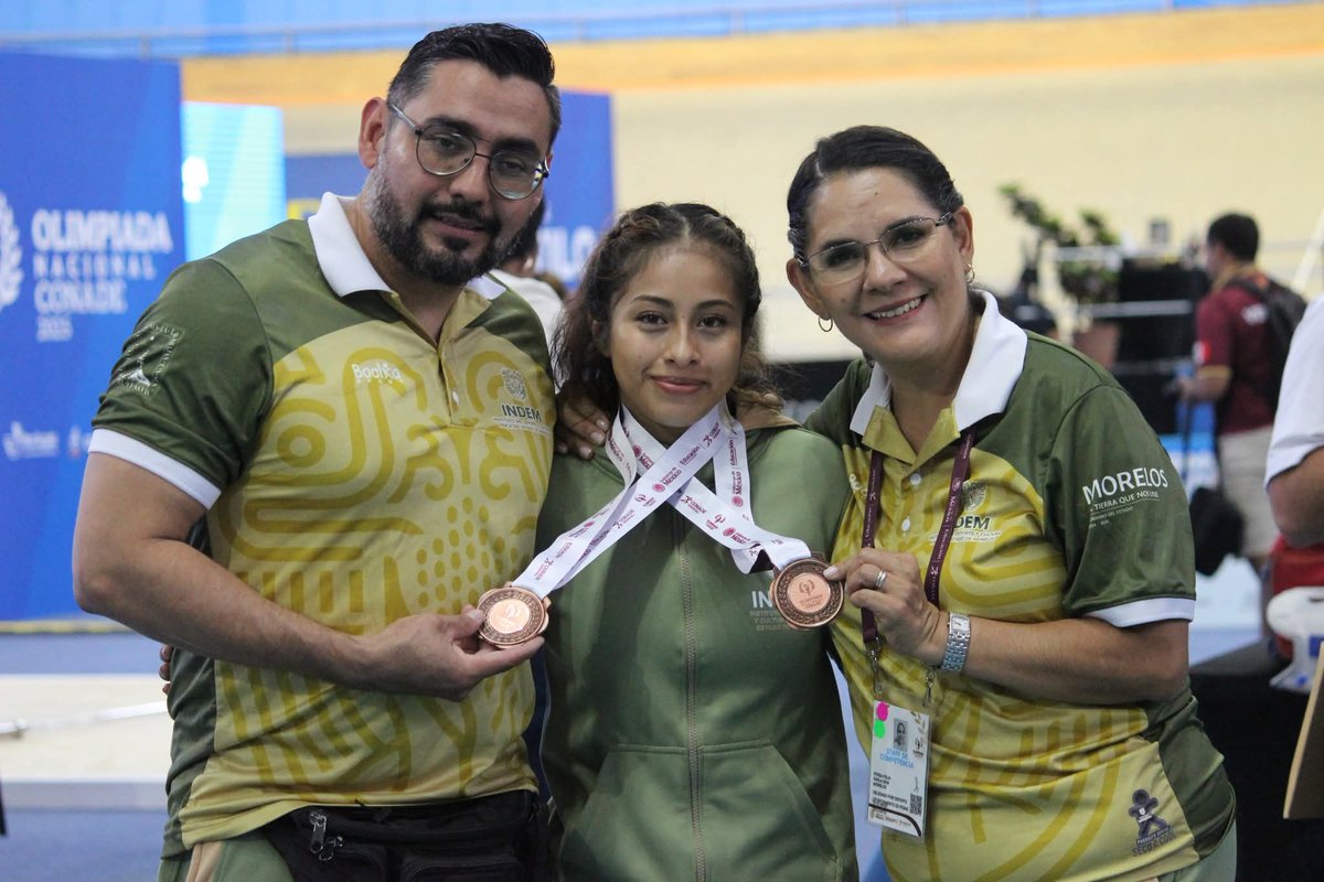 DiariodeMorelos's tweet photo. María Fernanda Alvarado sube al podio de la Olimpiada Nacional 2025, tras conseguir dos medallas de bronce. 

La pesista compitió en la categoría sub 23 en la división de los 49 kilos, donde logró las preseas en las pruebas de envión y total. 

#LaTierraQueNosUne
#INDEM https://t.co/jaufIUfvWu