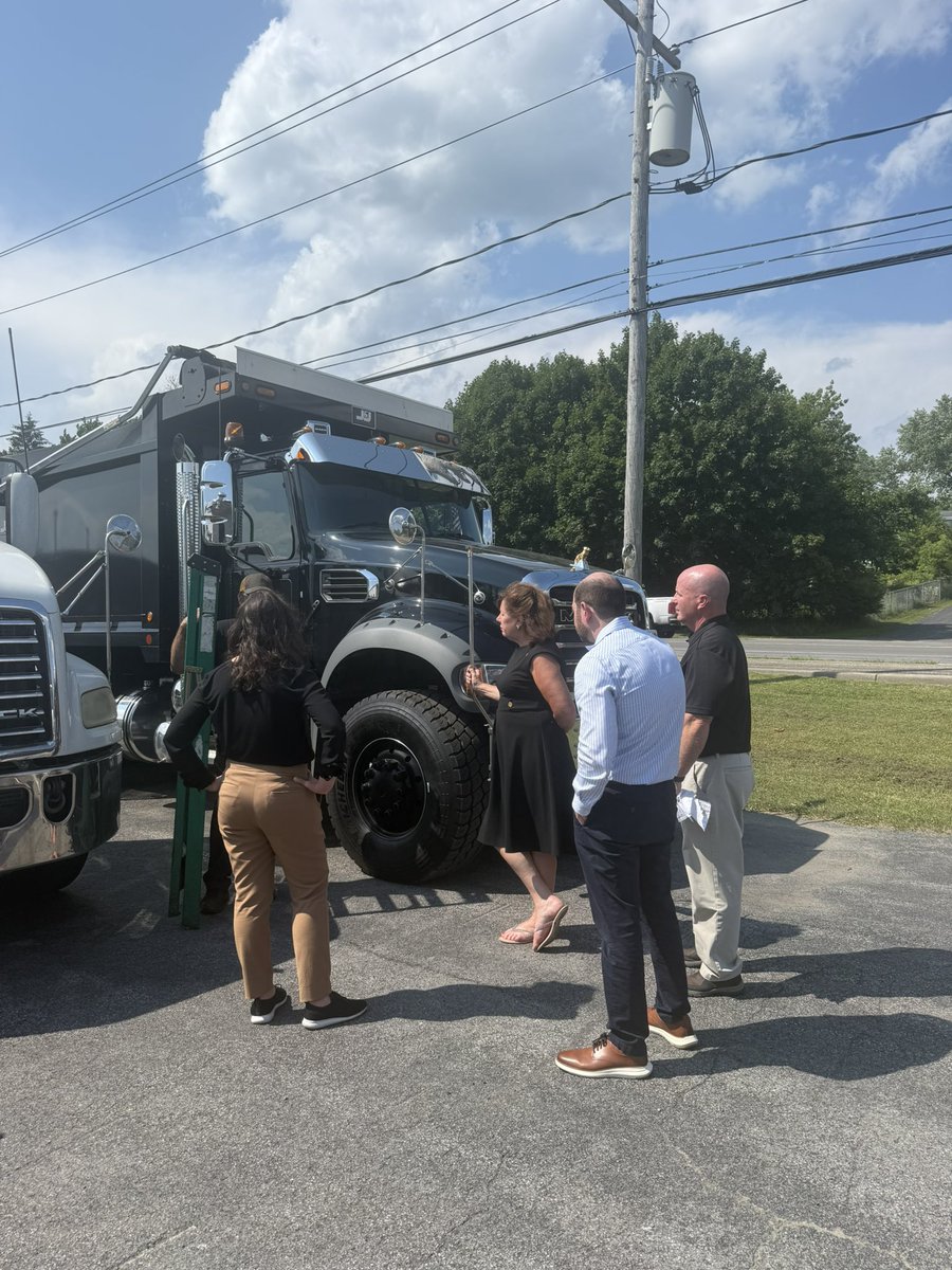 Today I welcomed DEC Commissioner Amanda Lefton to Utica Mack to discuss clean air solutions that work for our local communities. Thank you to Tom Heiland for demonstrating the need for my “Dollars for Diesels” bill, smart incentives to replace aging diesel trucks.