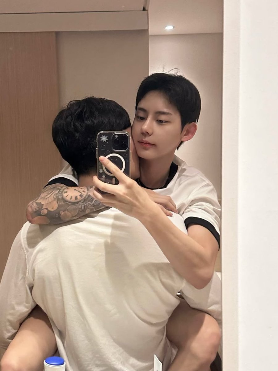 👀 Bosung in a new photo on Instagram.