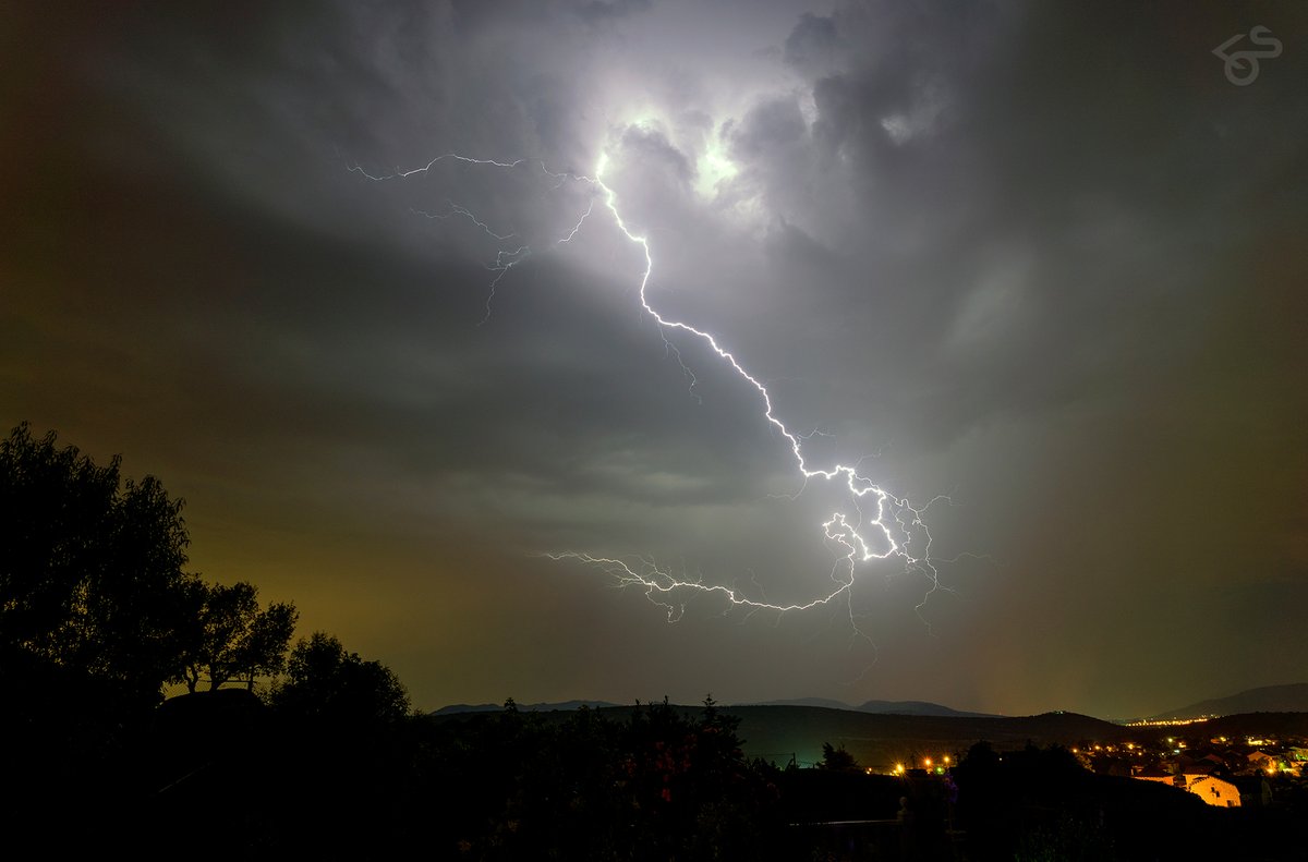 Kind_Of_Studios's tweet photo. 📷 24mm, 13 segundos de exposición, f8, ISO200.
Gracias nuevamente al UNIVERSO por regalarme estos momentos. Fue cuestión de minutos y recuerdo correr por la casa con la cámara y el trípode... https://t.co/VhcVeYb9jD