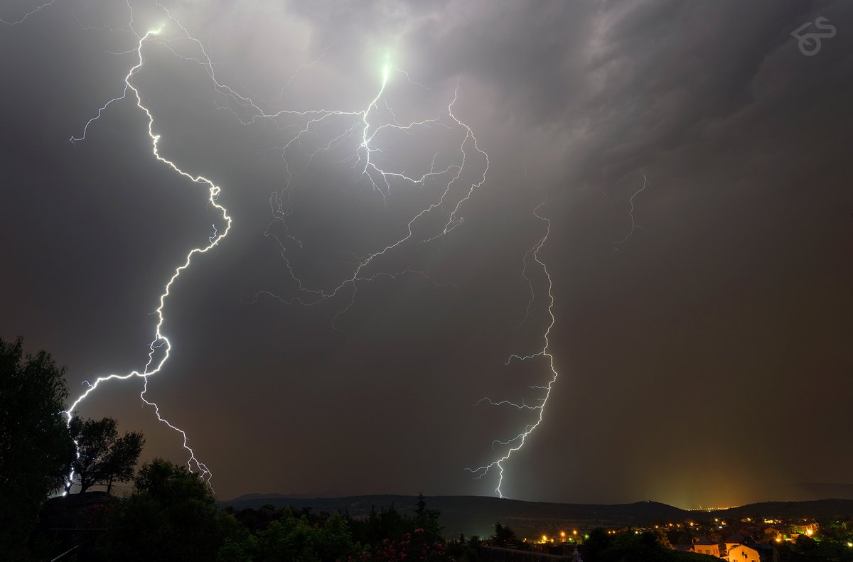 Kind_Of_Studios's tweet photo. 📷 24mm, 13 segundos de exposición, f8, ISO200.
Gracias nuevamente al UNIVERSO por regalarme estos momentos. Fue cuestión de minutos y recuerdo correr por la casa con la cámara y el trípode... https://t.co/VhcVeYb9jD