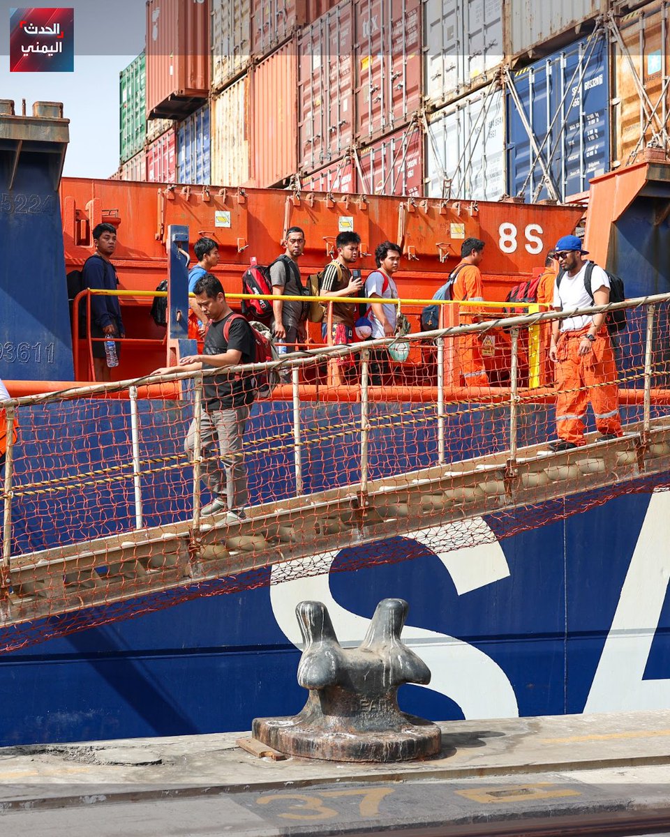 طاقم سفينة "ماجيك سيز" التي استهدفها الحوثيون في البحر الأحمر يصلون ميناء جيبوتي بعد إنقاذهم بواسطة سفينة حاويات إماراتية "سفين بريزم" وعددهم 22 بحاراً (20 فلبينياً وروماني وفيتنامي)
#الحدث_اليمني