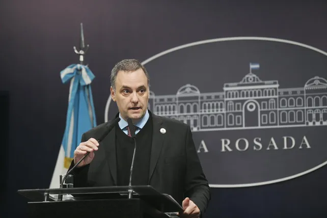 El versero oficial Manuel Adorni confirmó hoy, 7 de julio, la degradación institucional y subordinación política del Instituto Nacional de Tecnología Agropecuaria (INTA). 
Lo hizo -como casi siempre- en base a falsedades, como el único argumento de que "INTA duplicó su personal