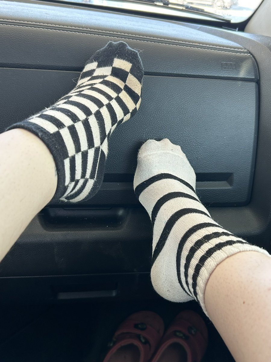 my socks are so fxcking sweaty from all the running around we’ve had to do today

and you wanna fxck them so bad it makes you look stupid🩷
