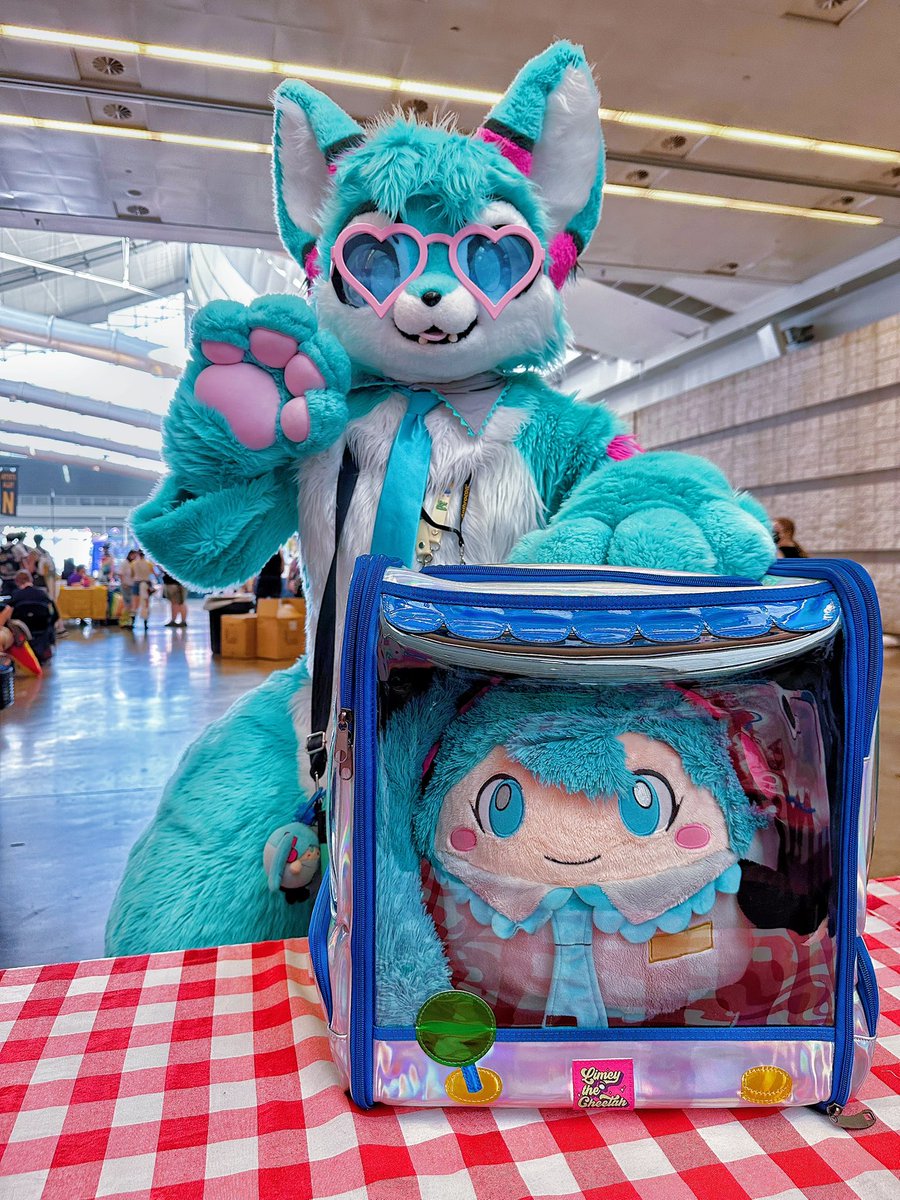 Anthrocon this year is literally a miracle for us!! I was so overwhelmed by how many of y’all there with our POP FAN and Claw Machine Backpack, well, Fursuit Boxes!🥳💗
I’ll be back home tomorrow and I’ll be thinking of yall and this magic adventure. Hope to see you next year!