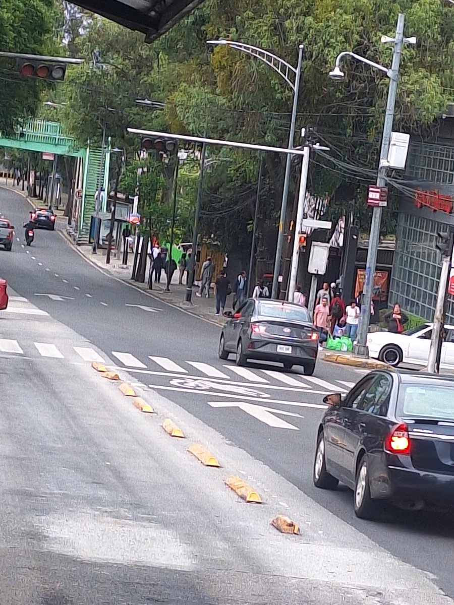 Tlalpan Vecinos (@tlalpanvecinos) on Twitter photo No sirven los semáforos de Insurgentes y Calvario <a href="/UCS_GCDMX/">Unidad de Contacto del Secretario SSC CDMX</a> No sirven los semáforos de Insurgentes y Calvario <a href="/UCS_GCDMX/">Unidad de Contacto del Secretario SSC CDMX</a>