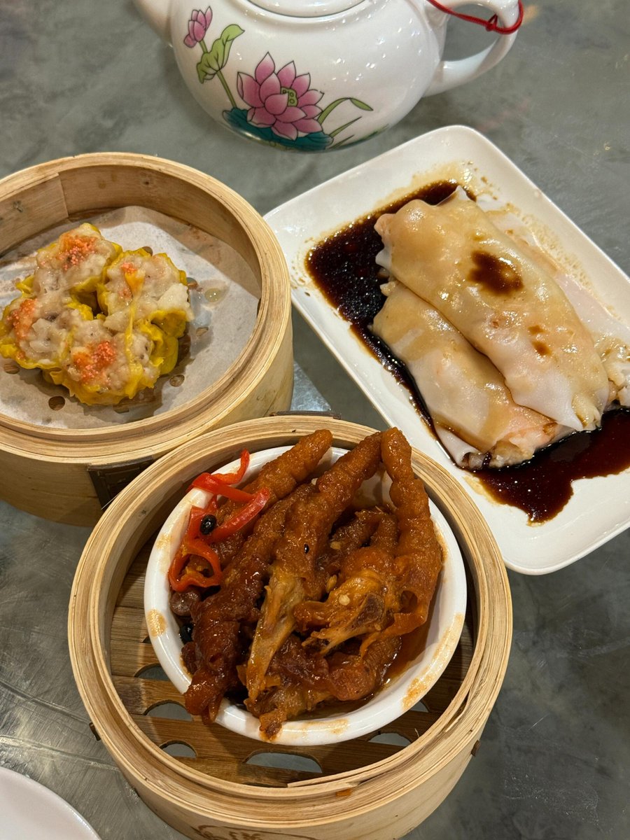 鶏の足を醤油で蒸したもの。
軽く吸うだけで骨から外れます！ソースこそが魂であり、甘さと塩気がちょうど良いのです。
