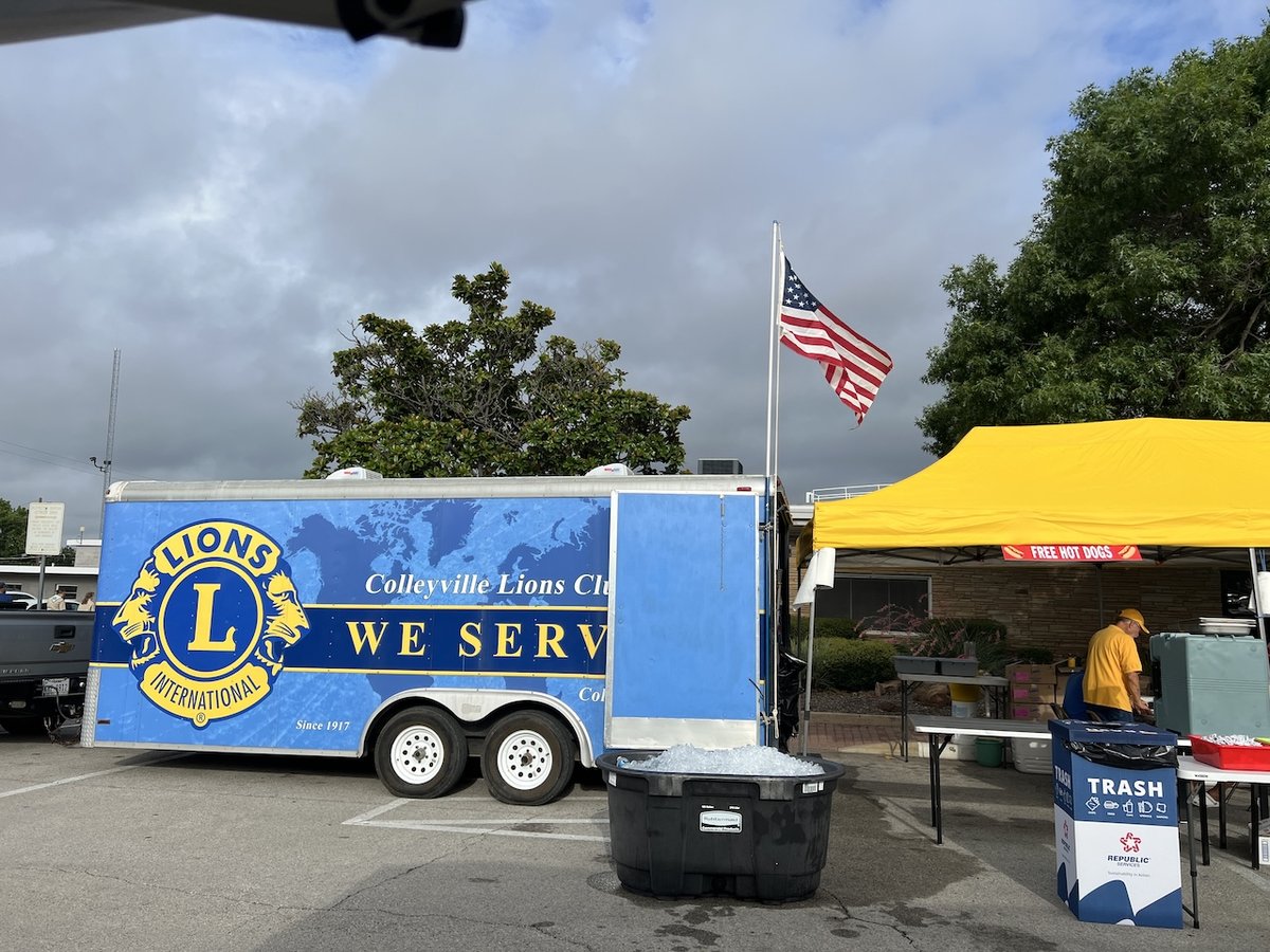 ColleyvilleLion's tweet photo. On Friday, the Colleyville Lions proudly served hotdogs at the Richland Hills 4th of July parade 🇱🇷 . We sold out 600 hotdogs in just 2.5 hours! We received many compliments! https://t.co/J43kPA4xCd