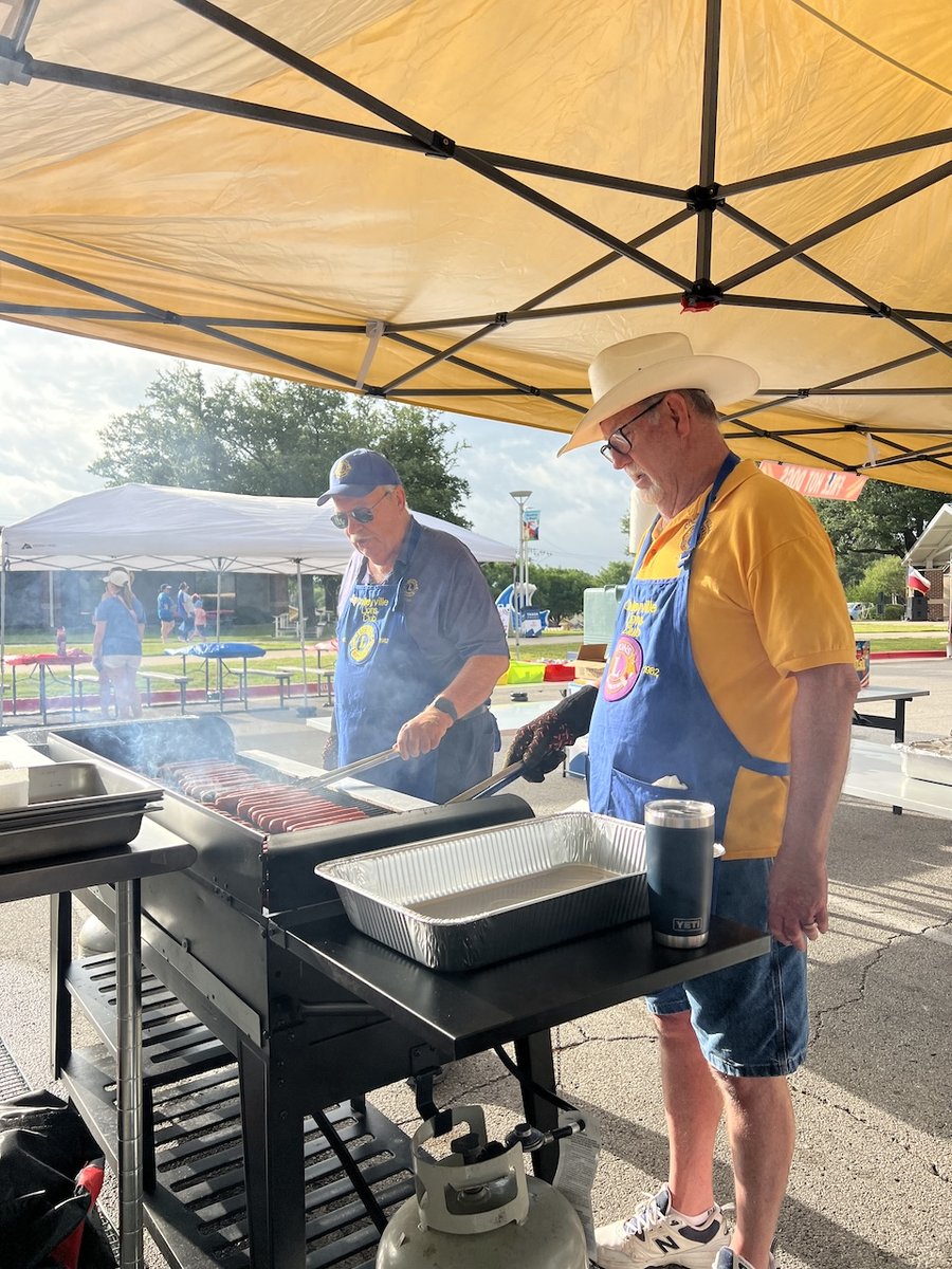 ColleyvilleLion's tweet photo. On Friday, the Colleyville Lions proudly served hotdogs at the Richland Hills 4th of July parade 🇱🇷 . We sold out 600 hotdogs in just 2.5 hours! We received many compliments! https://t.co/J43kPA4xCd