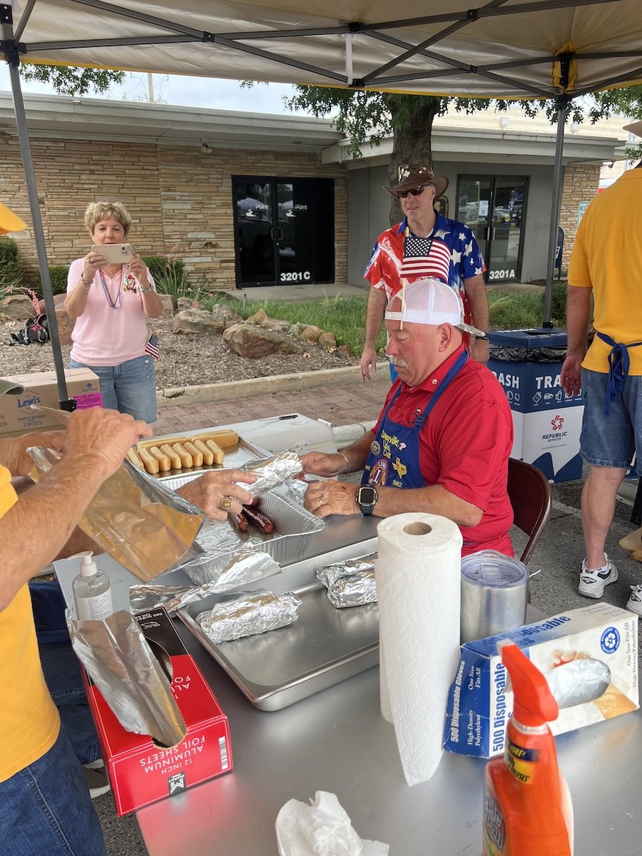 ColleyvilleLion's tweet photo. On Friday, the Colleyville Lions proudly served hotdogs at the Richland Hills 4th of July parade 🇱🇷 . We sold out 600 hotdogs in just 2.5 hours! We received many compliments! https://t.co/J43kPA4xCd
