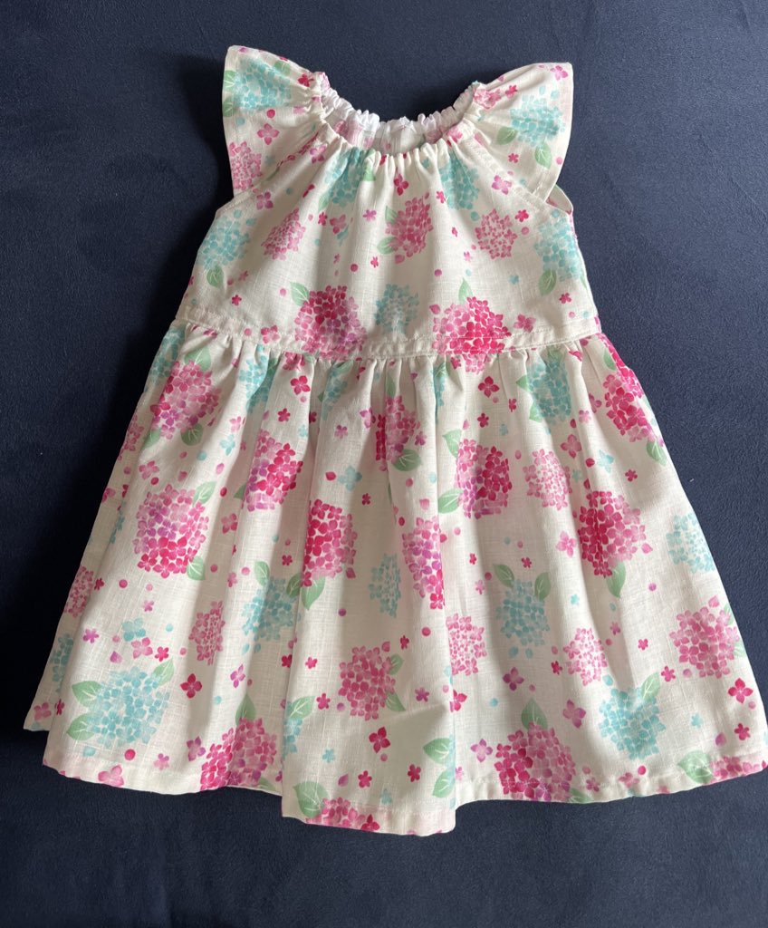 aehide1's tweet photo. 大好きな紫陽花💠柄で
ワンピース👗💕

2回目だから
綺麗に出来た😍✨

#ハンドメイド
#手作り服
#2歳児用 

前回のは生地が足りなくて
丈が短い😅
レースを足してみました(*^^*)
お揃いのブルマもsetで😉
お洗濯したらシワシワに😆

#手作り楽しい https://t.co/bmGgxSTTHk