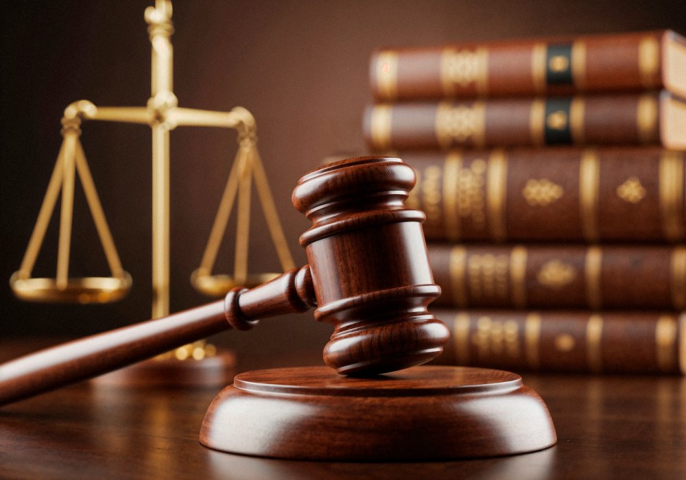 focushaitimedia's tweet photo. 🇭🇹⚖️ Konsèy Lòd Avoka yo, nan yon avi yo rann piblik jounen 7 jiyè 2025 lan, pran desizyon kont Mèt Caleb Jean Baptiste. Depi kounya a, Mèt la pa gen okenn dwa kanpe plede kòm avoka nan jiridiksyon Pòtoprens lan. https://t.co/skePsjkLek
