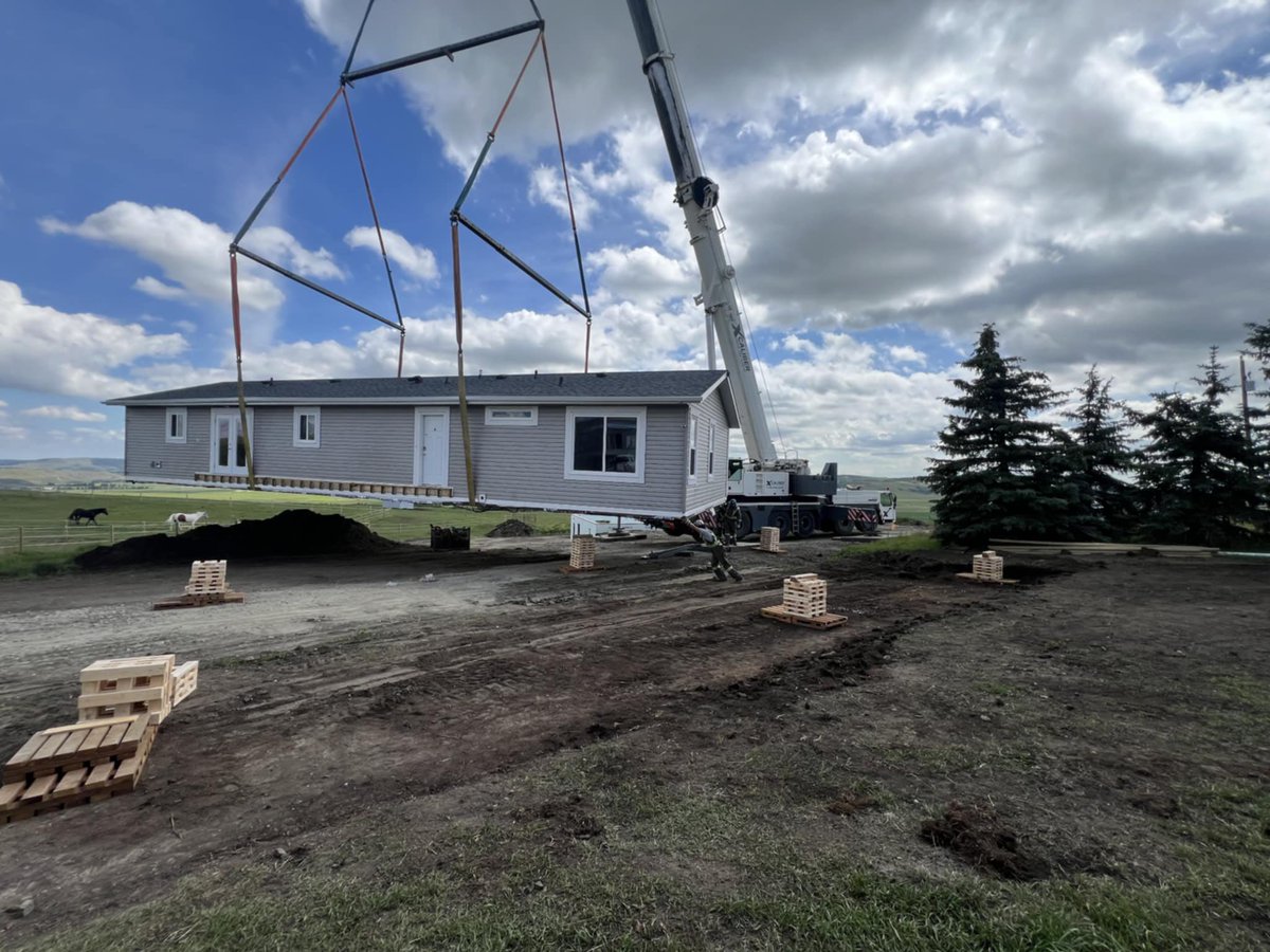 Check out these great shots of signatory contractor, Xcaliber, expertly setting a home recently in southern Alberta. 

Just another day for the pros in 955 👊 

Thanks for all you do!