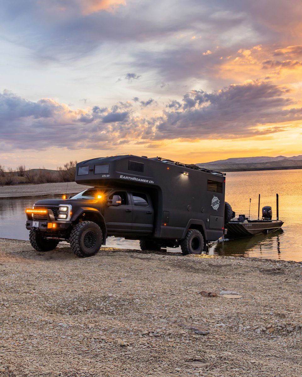 EarthRoamer's tweet photo. You could buy a lake house—or you could take your house to the lake (and bring your boat with you) 😉 #earthroamer https://t.co/mukLwqlSd4