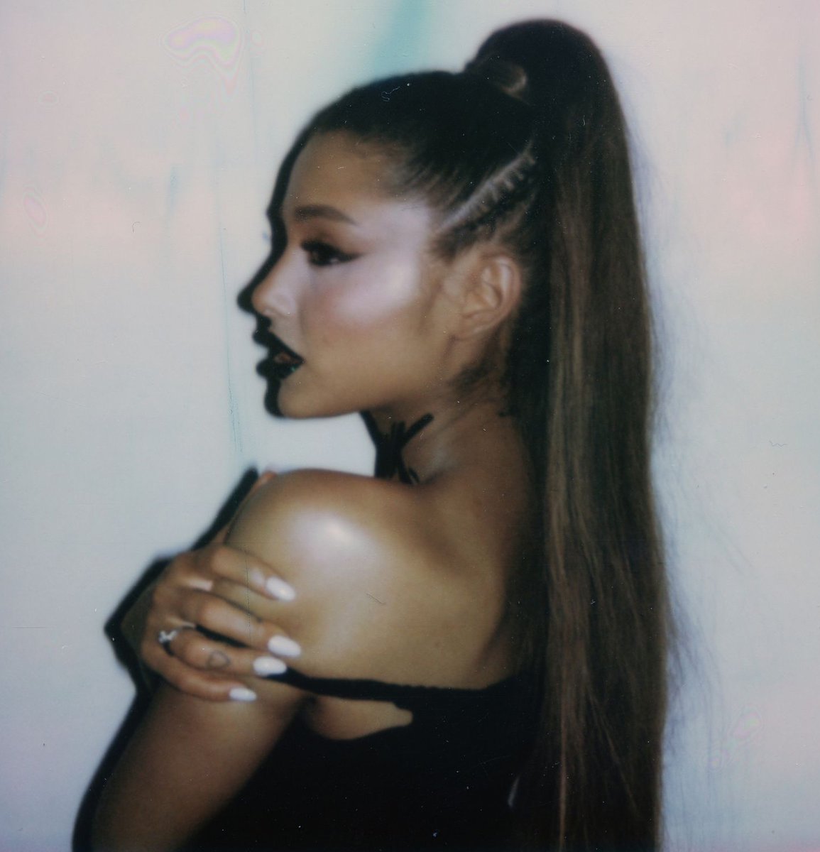 chartdata's tweet image. &quot;make up&quot; becomes the final song from Ariana Grande&apos;s &apos;thank u, next&apos; to sell 1 million units in the US.