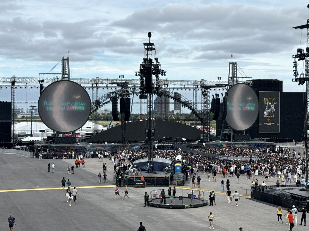 AMLJBONO's tweet photo. #ColdplayToronto https://t.co/nQ4wk6GDvB