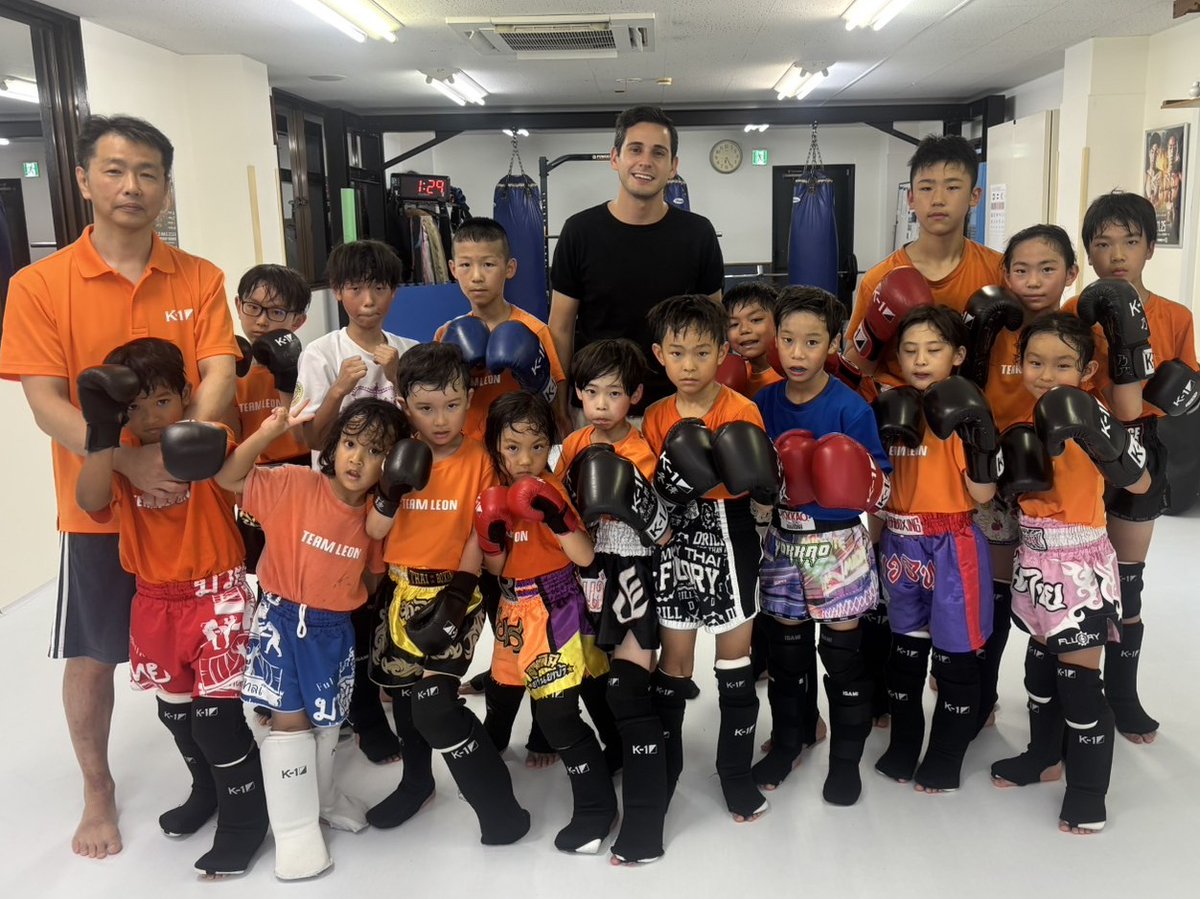 そう言えば先週キッズの家にホームステイしているアルゼンチンの方がキッズの練習を見に来られたので、｢トーマス・アギーレ選手ご存知ですか？｣って聞いたら、驚きながら｢知ってる！アルゼンチンでは超有名！｣って言ってた。

うちの選手(柊)がアギーレ選手に勝ったって言ったらもっと驚いてた。