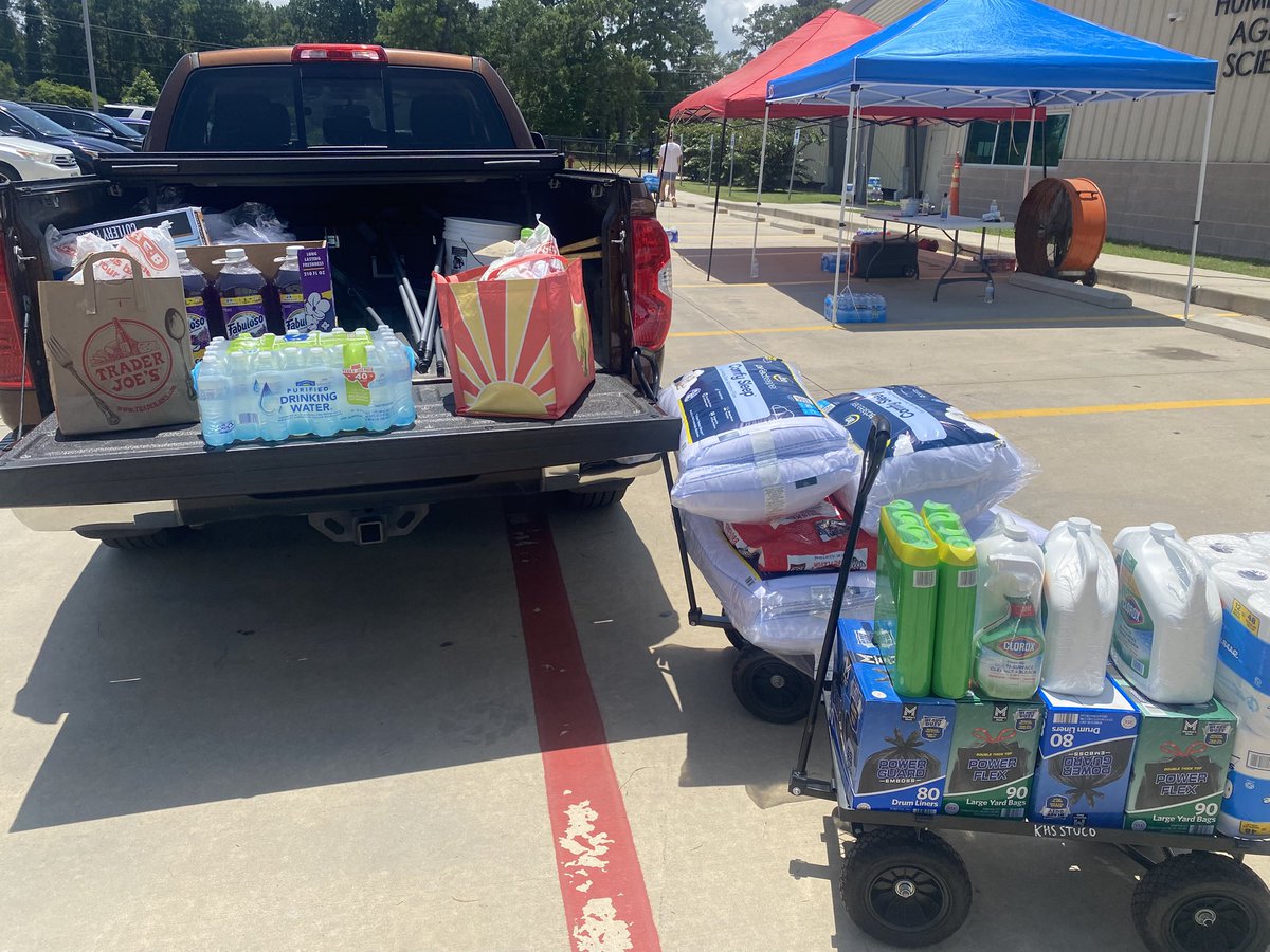 TXHSTennisCoach's tweet image. Kingwood Tennis Team helping to answer the call from Humble ISD CTE department to send much needed supplies to the Hill Country! Please continue to pray for rescue and you can still bring stuff tomorrow to the Humble ISD AG barns! @HumbleISD_KHS @KWCoachMel @HumbleISD_Ath