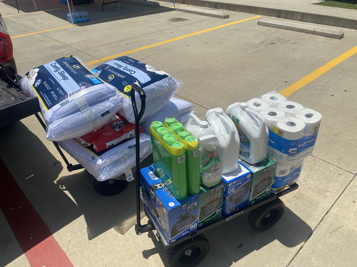 TXHSTennisCoach's tweet image. Kingwood Tennis Team helping to answer the call from Humble ISD CTE department to send much needed supplies to the Hill Country! Please continue to pray for rescue and you can still bring stuff tomorrow to the Humble ISD AG barns! @HumbleISD_KHS @KWCoachMel @HumbleISD_Ath