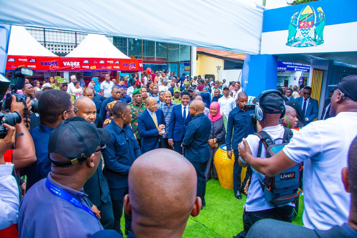 Nimempokea Rais wa Zanzibar na Mwenyekiti wa Baraza la Mapinduzi Dr. Hussein Mwinyi alipokuja kutembelea Banda la Ofisi ya Waziri Mkuu nikiwa na Naibu Waziri Ofisi ya Waziri Mkuu Sera na Uratibu Bi. Ummy Nderiananga.