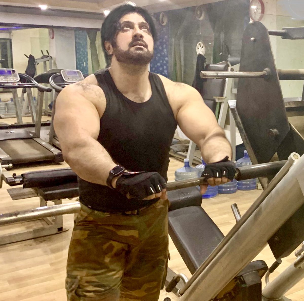 چاند یہ بات ثابت کرتا ہے کہ،،،
کچھ چیزیں فاصلوں پر ہی اچھی لگتی ہیں !!!