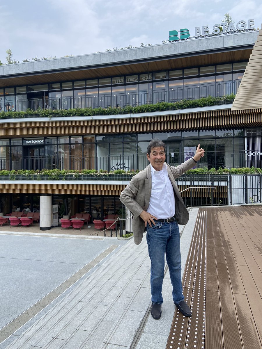 グッモー✌️アロハ〜🌺涼を求めてハワイに。違う違う🙇‍♂️、岸記念館跡にオープンした『BE  STAGE』内のハワイアンカフェ「TIKIS」です。渋谷区はホノルルと姉妹関係もあり、近場でハワイの雰囲気を。ハワイの旅には時間がかかるけど渋谷なら近い旅だし寄ってみて。“ハワイ(可愛い)“い子には旅を。ははは🤗