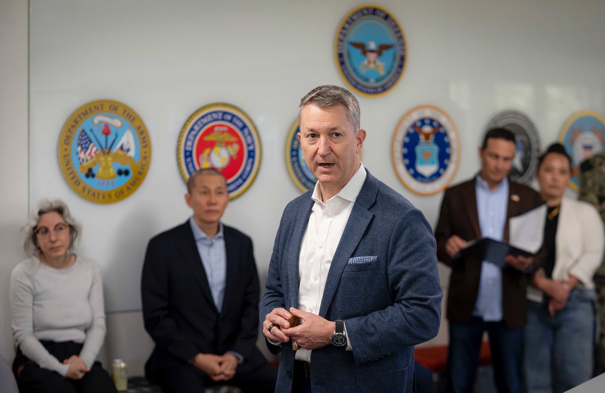 thejointstaff's tweet image. Innovation plays a vital role in our global defense strategy. During a visit to @DIU_x, Chairman of the Joint Chiefs of Staff General Dan Caine thanked servicemembers stationed at DIU for their work leveraging commercial technology to advance our national security objectives.